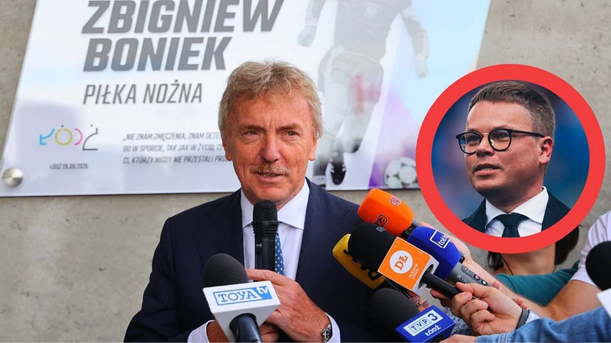 Zbigniew Boniek przemawia do mikrofon&oacute;w na tle plakatu z jego nazwiskiem i napisem "Piłka Nożna". W prawym g&oacute;rnym rogu kadru znajduje się wizerunek innego mężczyzny w okularach.