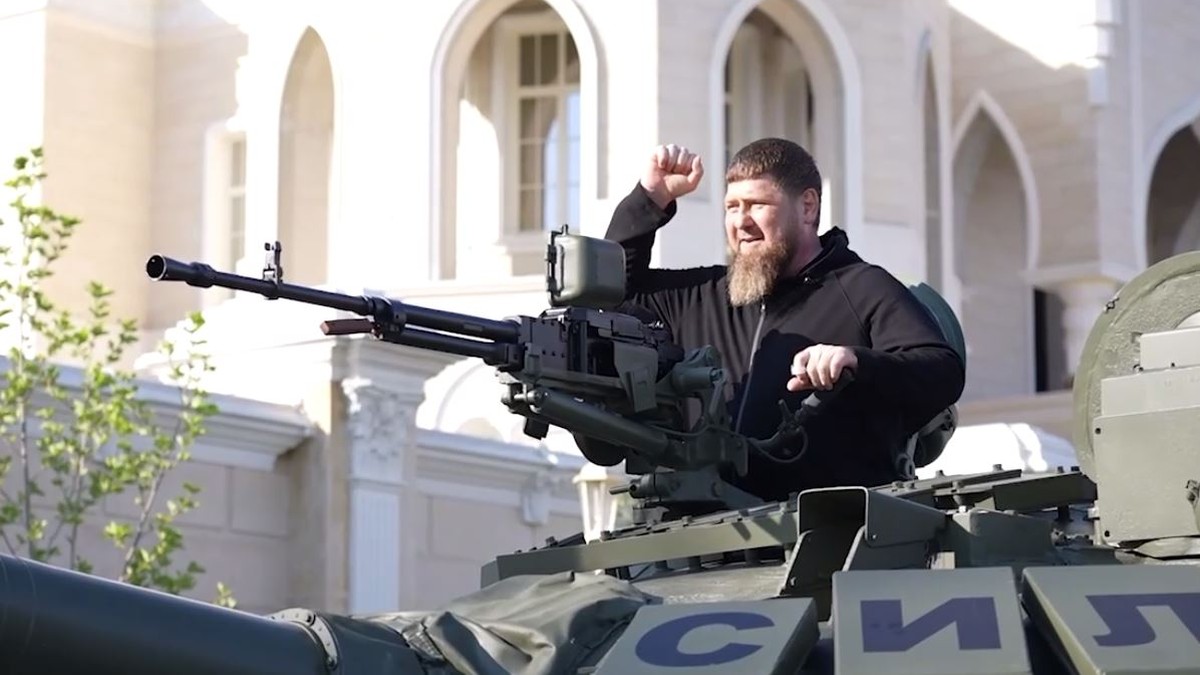 Wojna na Ukrainie. Kadyrow w "ulepszonym" czołgu T-72. Zapowiada wjazd do Kijowa