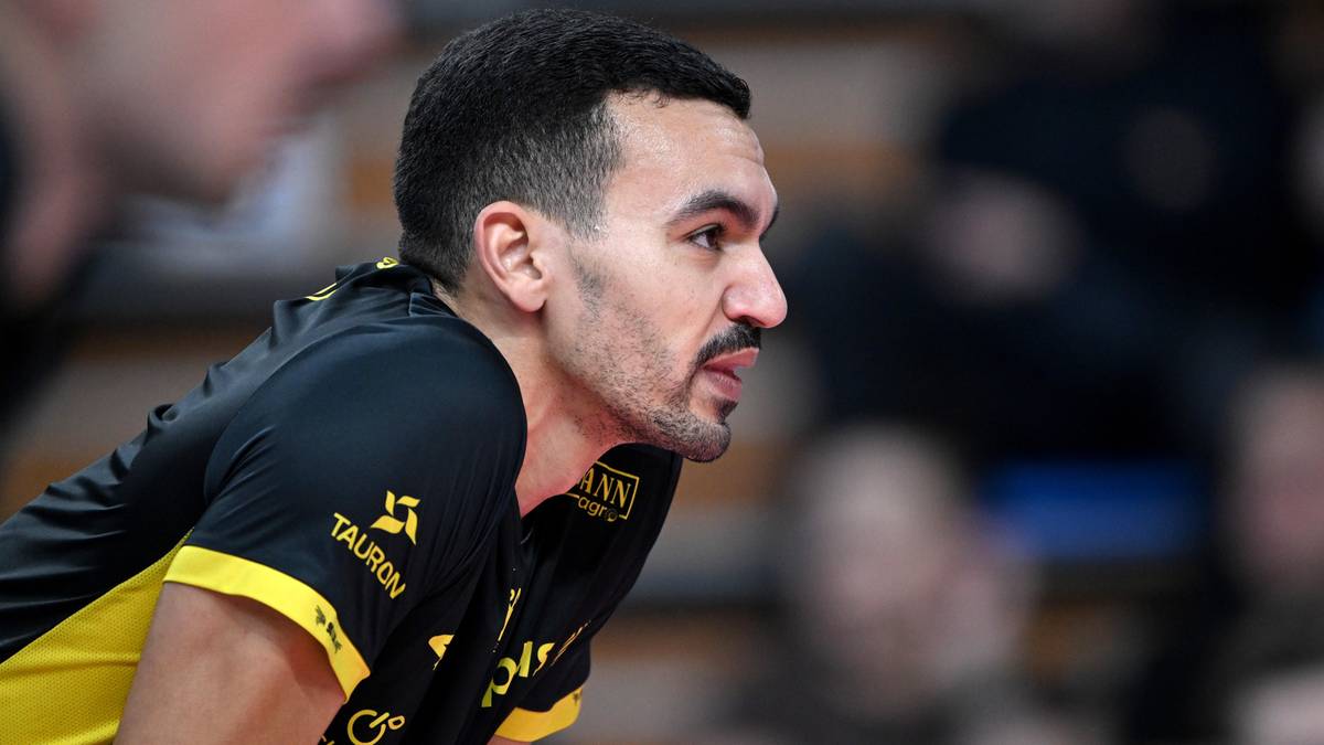 Portret siatkarza Zouheira El Graoui w czarno-żółtej koszulce sportowej.