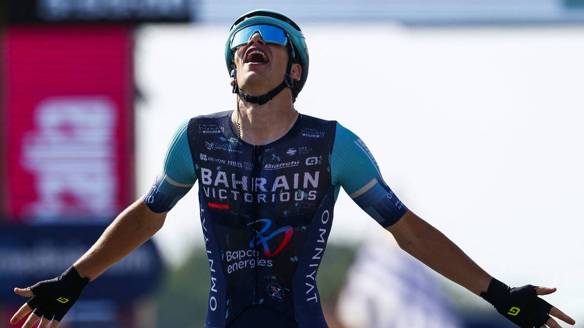 Kolarz świętujący zwycięstwo etapowe w Giro d'Italia.