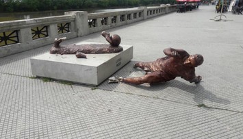 Zdewastowano pomnik Messiego w Buenos Aires. Zostały tylko stopy i piłka