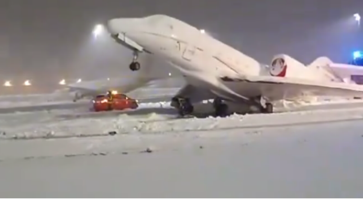 Monachium: Samolot pokonany przez śnieg. Przewrócił się na lotnisku