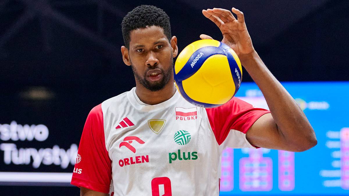 Siatkarz Wilfredo Leon trzymający piłkę siatkową.