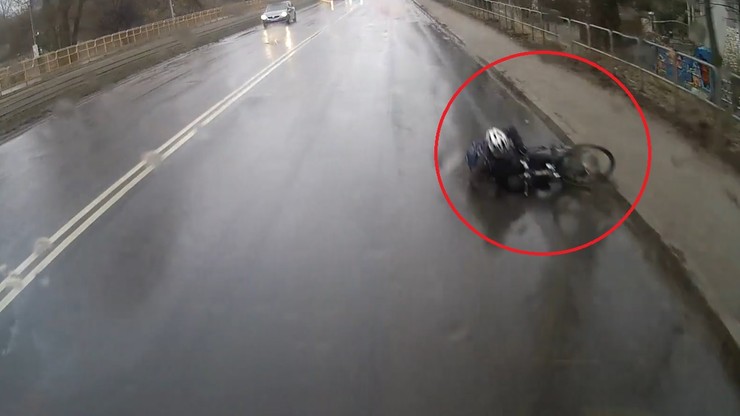Częstochowa. Rowerzysta przewrócił się pod jadący autobus. Reakcja kierującej uratowała mu życie