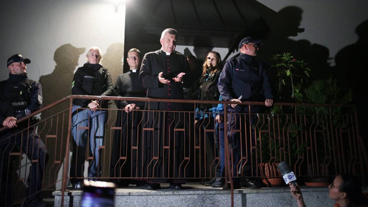 Tłum w Grojcu okrążył kościół. Biskupa musiała ewakuować policja