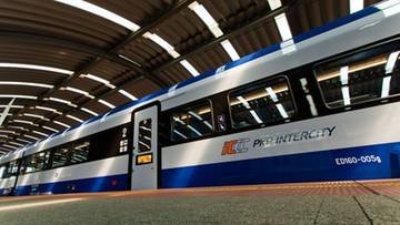 Nowoczesny pociąg PKP Intercity na peronie, biało-niebieski skład z logo przewoźnika.