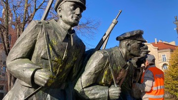Zdewastowano pomnik Piłsudskiego w Krakowie. "Polsza nie tylko dla panów"