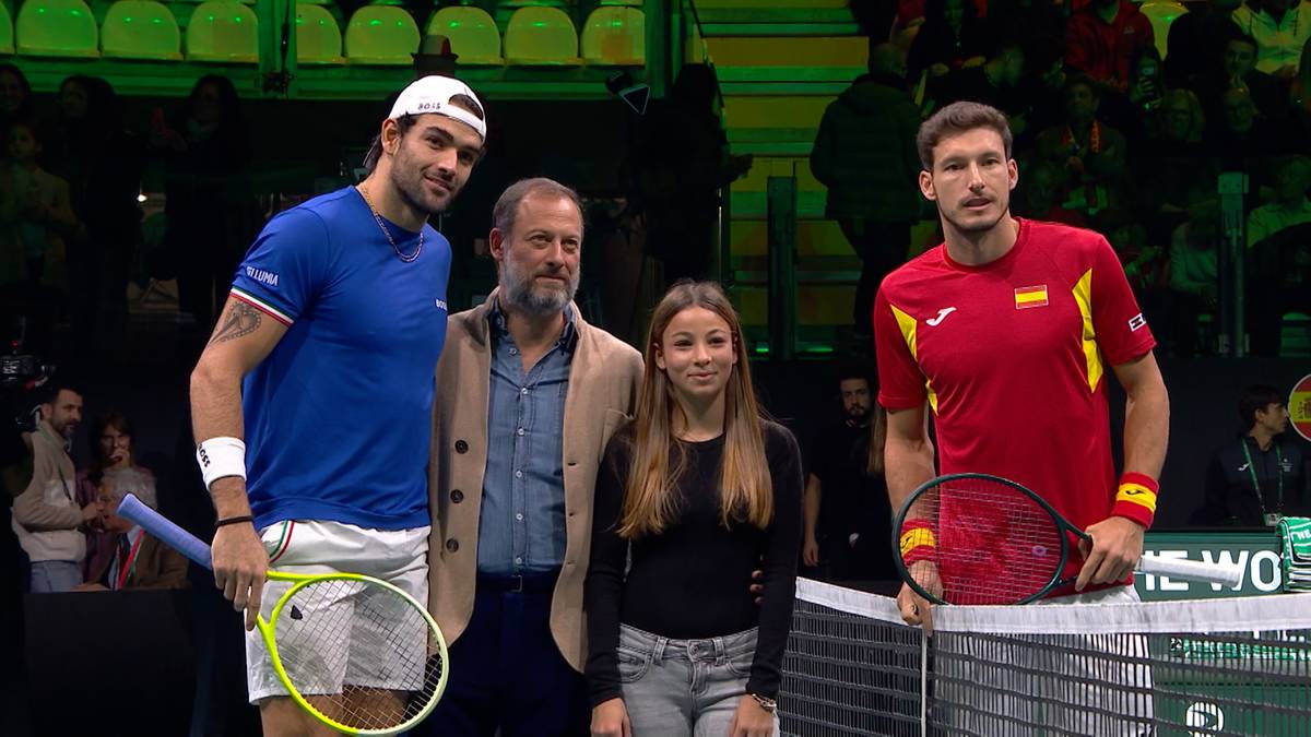Dwóch tenisistów, Matteo Berrettini i Pablo Carreno-Busta, stoją obok siebie, pozując do zdjęcia z sędzią i młodą kobietą, trzymając rakiety tenisowe.