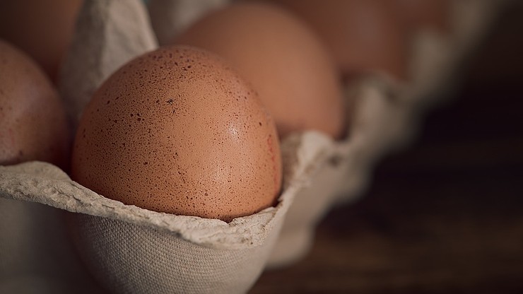 Eko-zmiana w dyskontach. Sieć marketów wycofuje jaja pochodzące z chowu klatkowego