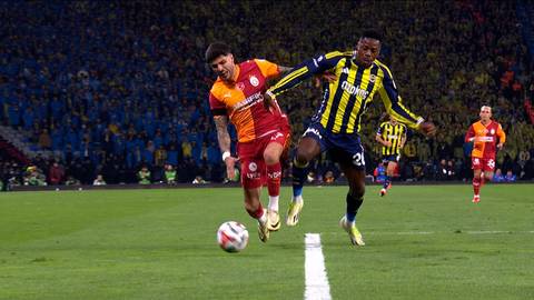 Dw&oacute;ch piłkarzy walczących o piłkę na zielonej murawie stadionu.