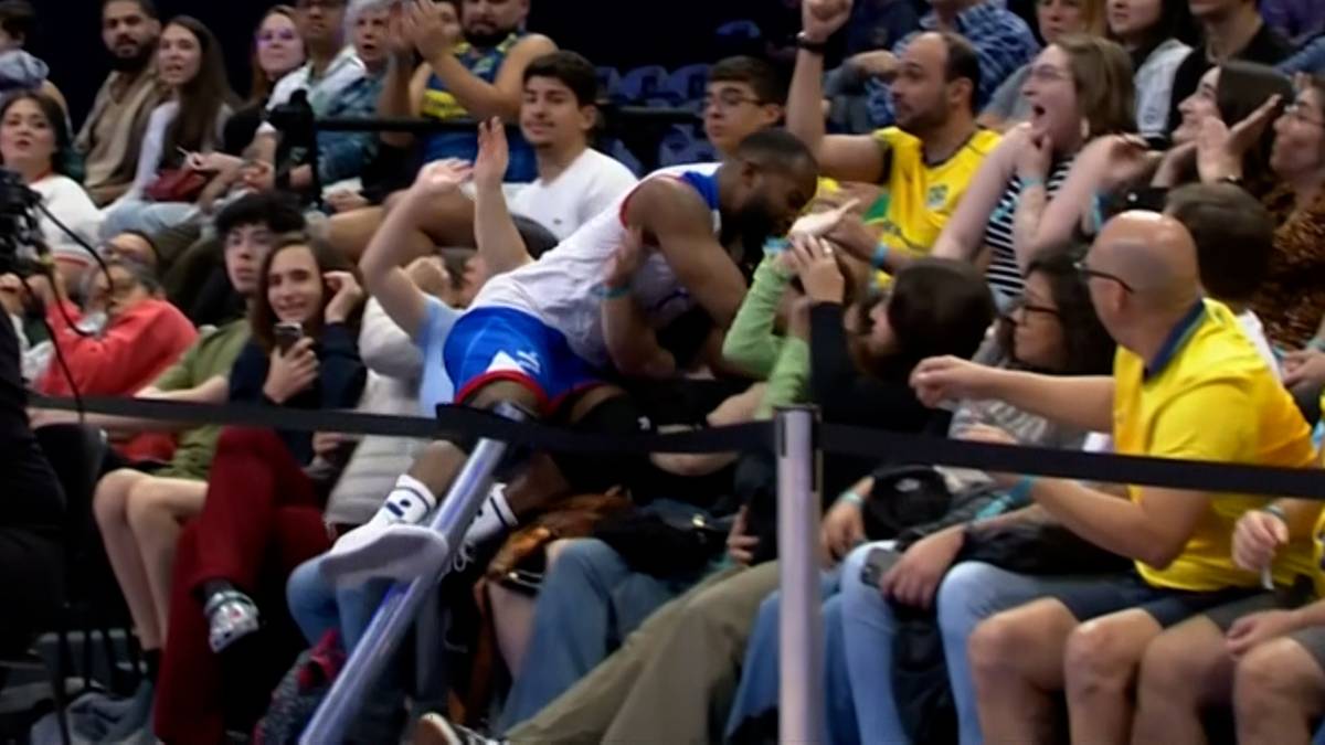 Chwila grozy na meczu Ligi Narodów! Siatkarz z impetem wbiegł w fankę (WIDEO)