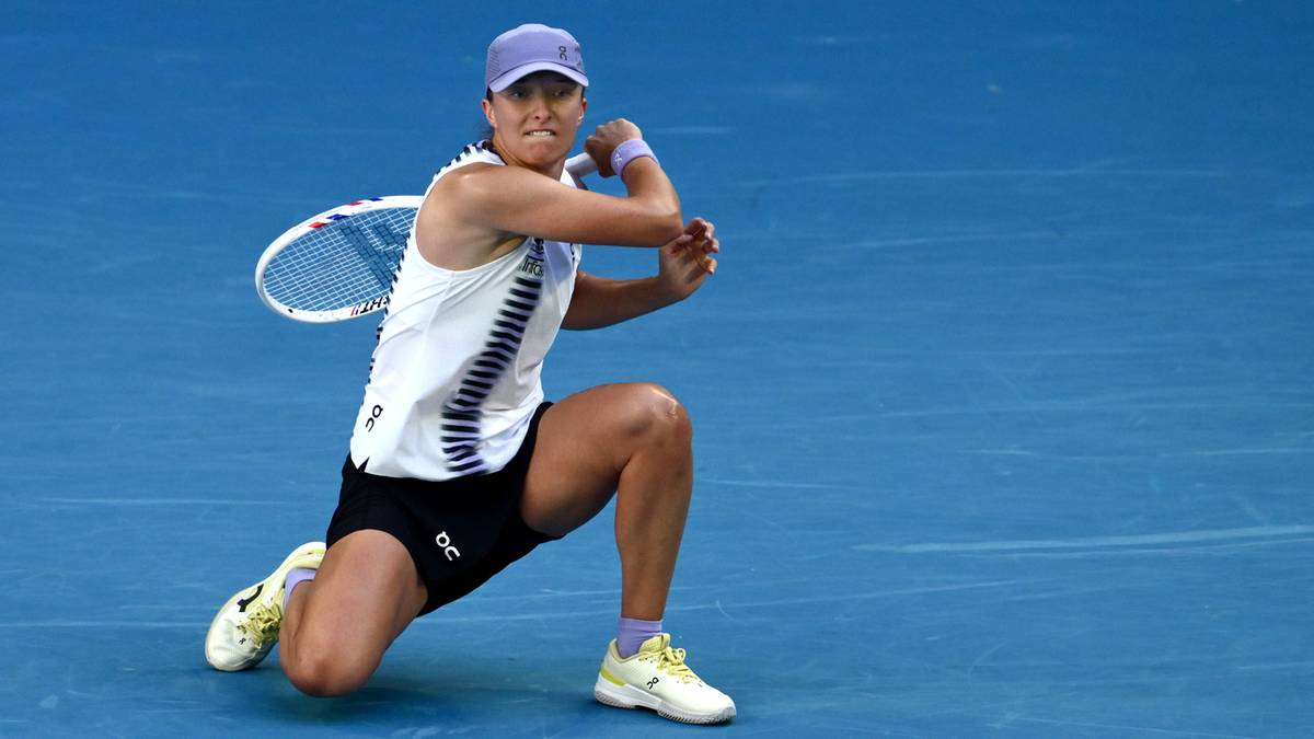 Tenisistka w akcji na korcie.