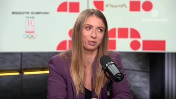 Kobieta w fioletowej marynarce siedzi przy mikrofonie w studiu telewizyjnym z logo "Magazyn Olimpijski Team PL" w tle.