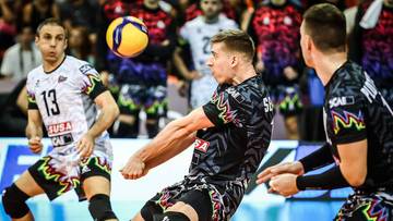 Siatkarz w czarno-szarym stroju z numerem 5 odbija piłkę sposobem dolnym, podczas meczu siatk&oacute;wki.