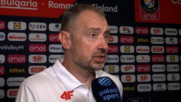 Trener reprezentacji Polski w siatkówce Nikola Grbić udziela wywiadu na tle ścia