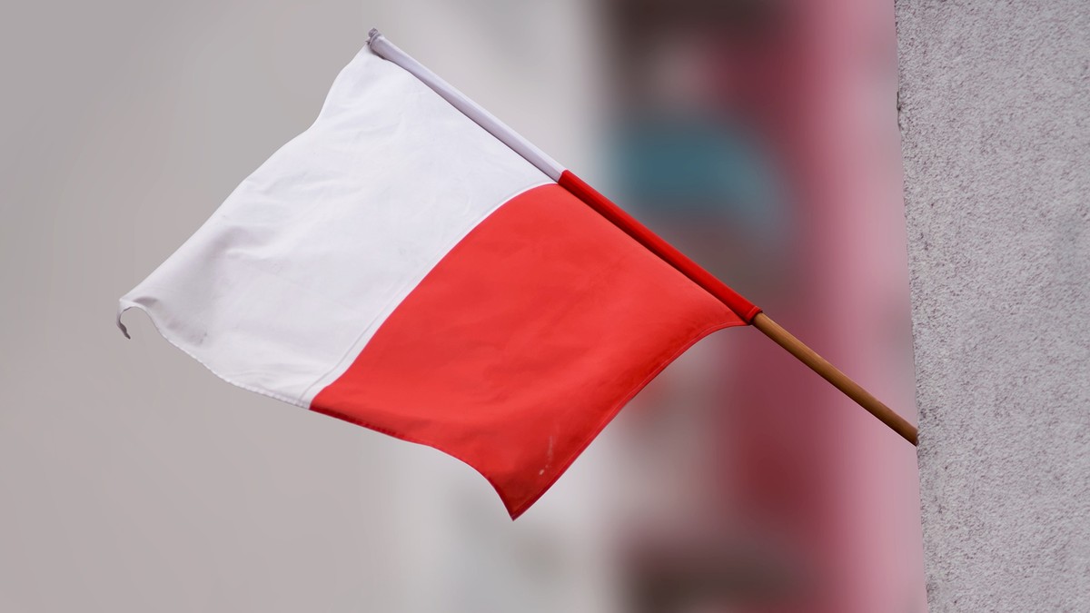 Sprofanowali flagę Polski pod okiem kamer. Urząd dał im czas