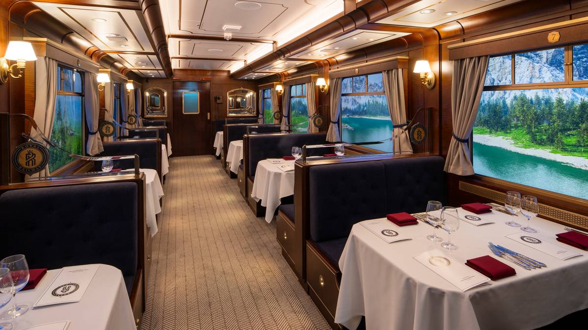 Wnętrze restauracji Royal Railway - Legend Station, zaprojektowanej na wzór retro wagonu kolejowego