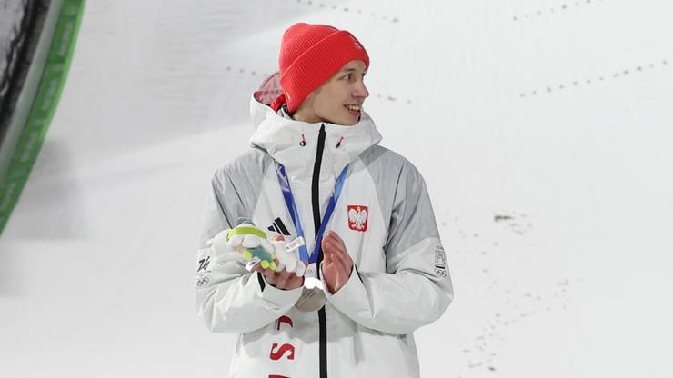 Kacper Tomasiak został srebrnym medalistą zimowych igrzysk olimpijskich na skoczni normalnej w Predazzo!