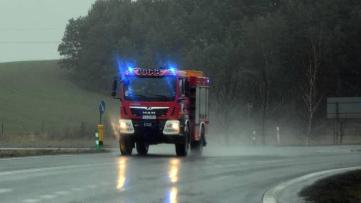 Powalone drzewa, uszkodzone samochody, potężna awaria prądu. Gwałtowna burza przeszła nad Warszawą