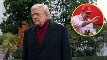 Donald Trump w czarnym płaszczu i bordowej chuście, obok fragment zdjęcia przedstawiający Nicolasa Maduro w czerwonej czapce.