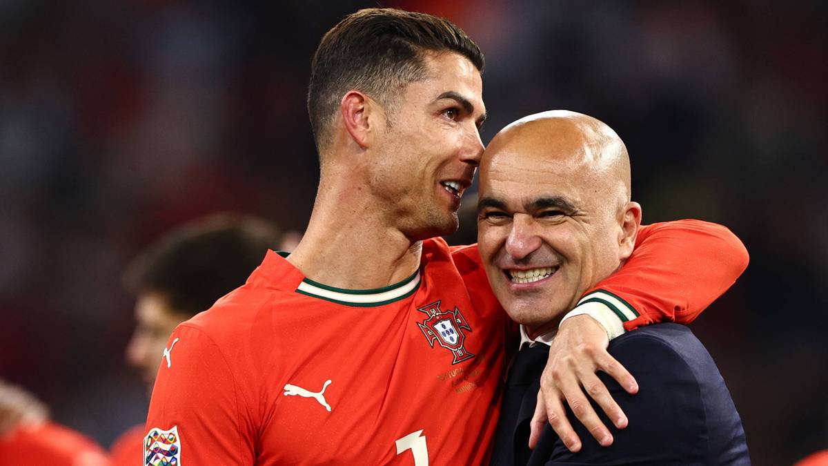 Piłkarz Cristiano Ronaldo i trener obejmują się.