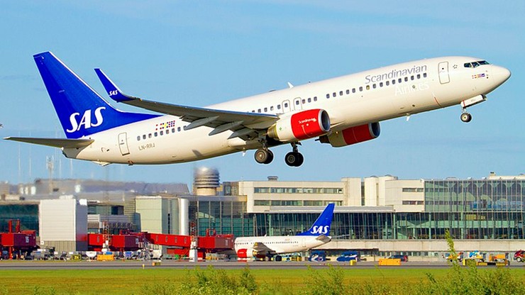 Samolot uderzył skrzydłem w budynek portu lotniczego w Sztokholmie. Pasażerów z Indii ewakuowano