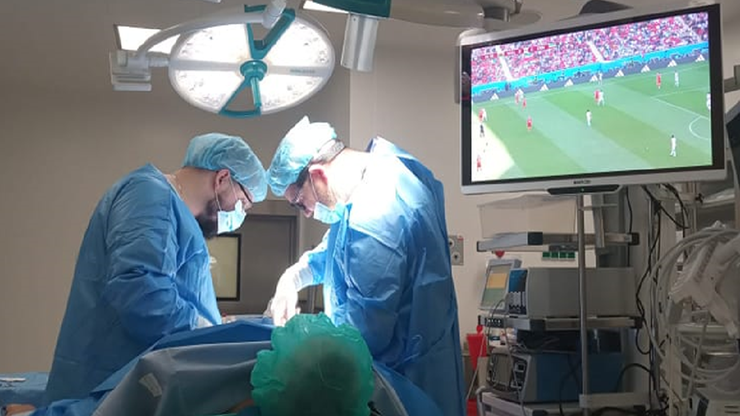 Katar 2022. Pacjent oglądał mecz mistrzostw świata w trakcie zabiegu w Kielcach