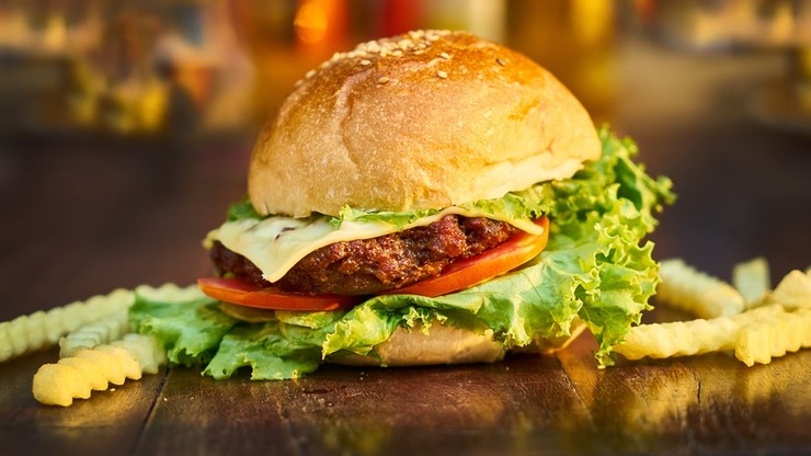 Burger z mięsem od rytualnie ubitych krów. McDonald’s halal ma powstać w Holandii