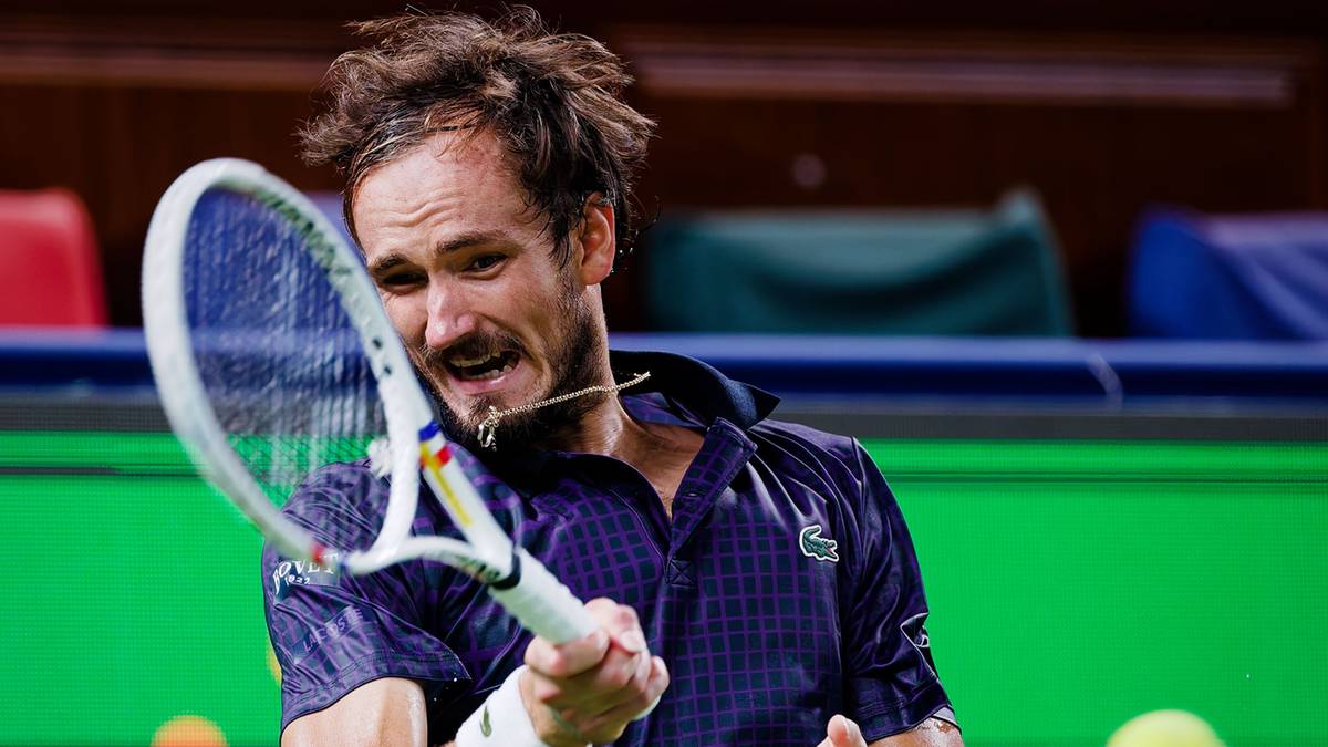 Tenisista Daniił Miedwiediew podczas uderzenia rakietą podczas meczu.