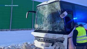 Rozbita przednia szyba autokaru po wypadku, widoczne uszkodzenia karoserii i osoba w kamizelce odblaskowej.