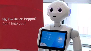 Pepper pomaga pasażerom na lotnisku w Brukseli. Zapoznali się już z nim także europosłowie