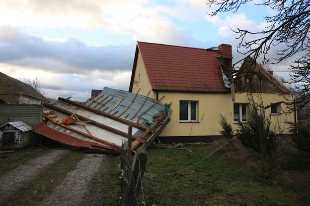 Zniszczony dom przy ulicy Półwiejskiej w Gorzowie Wielkopolskim po przejściu wichury