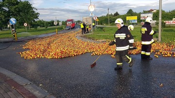 Z ciężarówki wysypały się jabłka. Droga w Mszczonowie jest już przejezdna