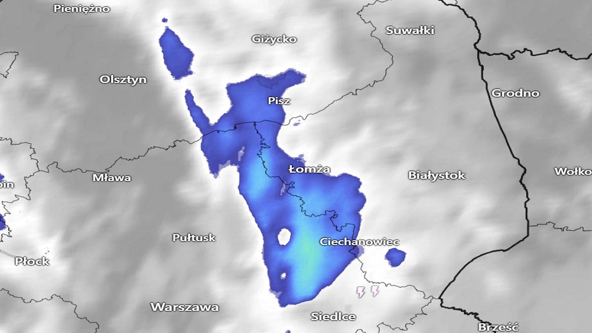 Na zdjęciu satelitarnym widoczna jest chmura burzowa nad północnym Mazowszem. Fot. windy.com