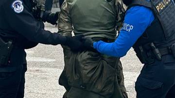 Pojawił się pod Kapitolem z bronią w ręku. 18-latek zatrzymany przez policję