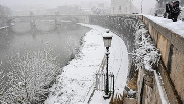 Rzym - miasto zamknięte z powodu śniegu. Cienka warstwa puchu spowodowała chaos na ulicach i kolei