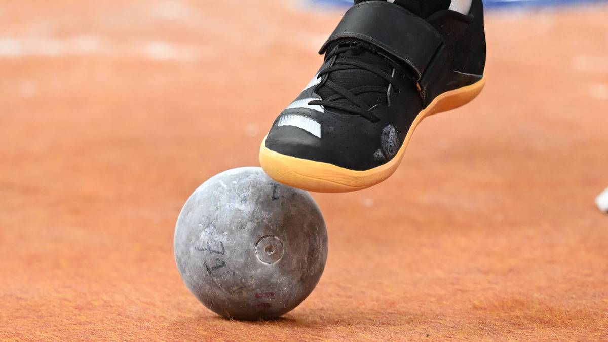 But sportowy zawodnika podczas rzutu kulą.