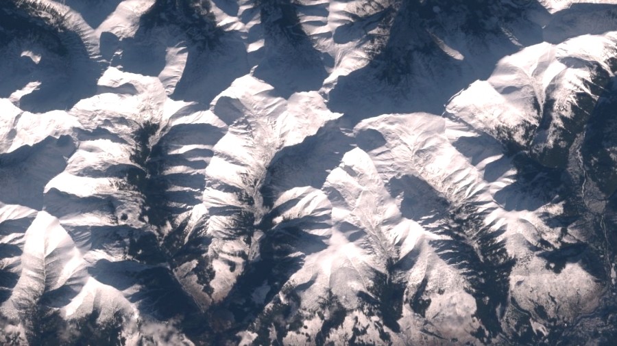 Zdjęcie ośnieżonych Tatr w niedzielę okiem satelity Sentinel-2. Fot. Twitter / @kosmi.