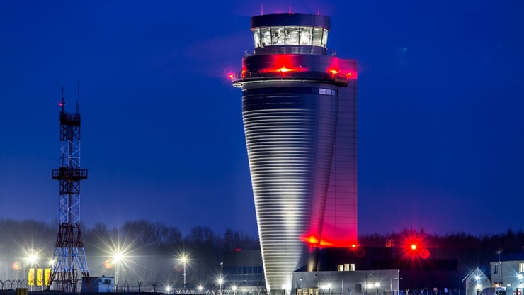 Otwarto najwyższą wieżę kontroli lotów w Polsce. Przypomina figurę szachową