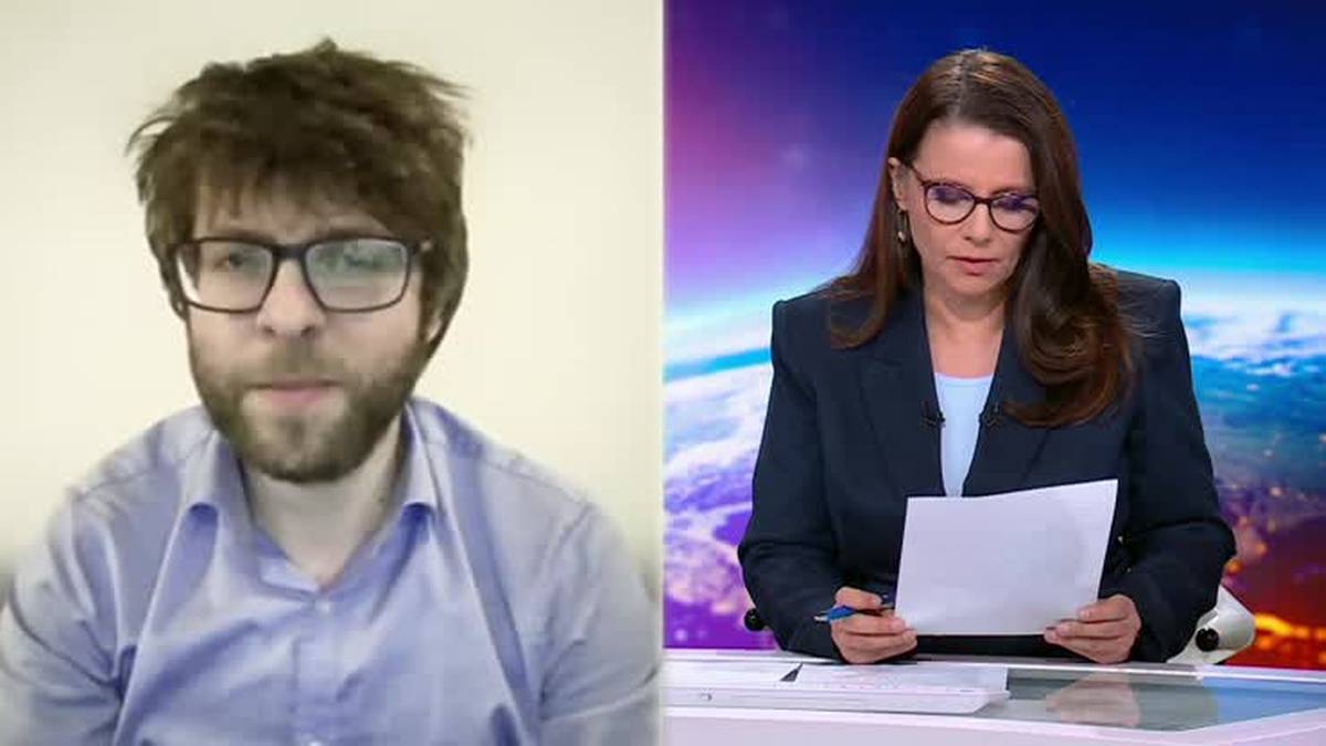 Dwie osoby na ekranie: po lewej mężczyzna w okularach i niebieskiej koszuli, po prawej kobieta w okularach i ciemnym żakiecie czytająca dokumenty.