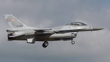Polski myśliwiec F-16 w locie.