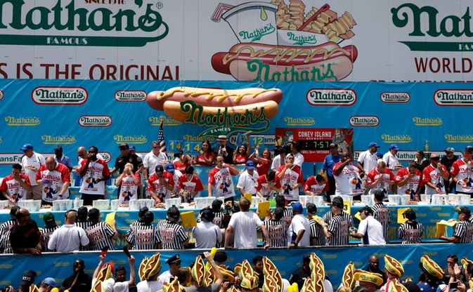 Jest nowy rekord w jedzeniu hot dogów – 74 w 10 minut