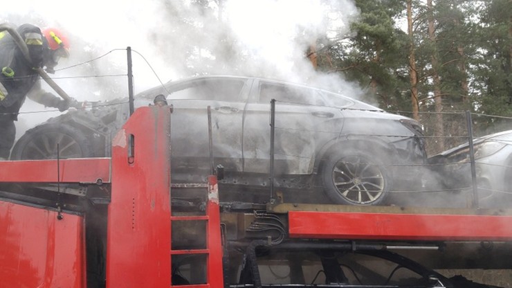Pożar lawety przewożącej nowe samochody osobowe. Spłonęły trzy auta [ZDJĘCIA]