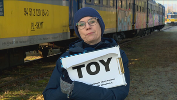 Dewastują ich pociągi, lecz jest riposta. Kolejarze naklejają słowo TOY