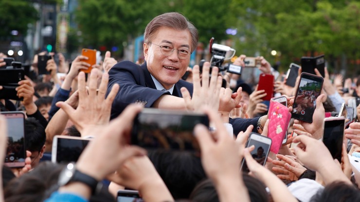 "Darmowe przytulanie". Lider sondaży w Korei Płd. podziękował za frekwencję