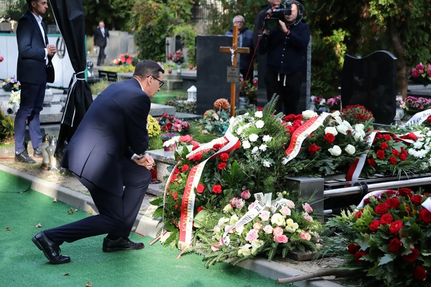 Premier Mateusz Morawiecki podczas ceremonii pogrzebowej dr. Jerzego Targalskiego