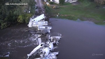 38 wykolejonych wagonów, ładunek wpadł do rzeki. Wypadek pociągu towarowego w USA