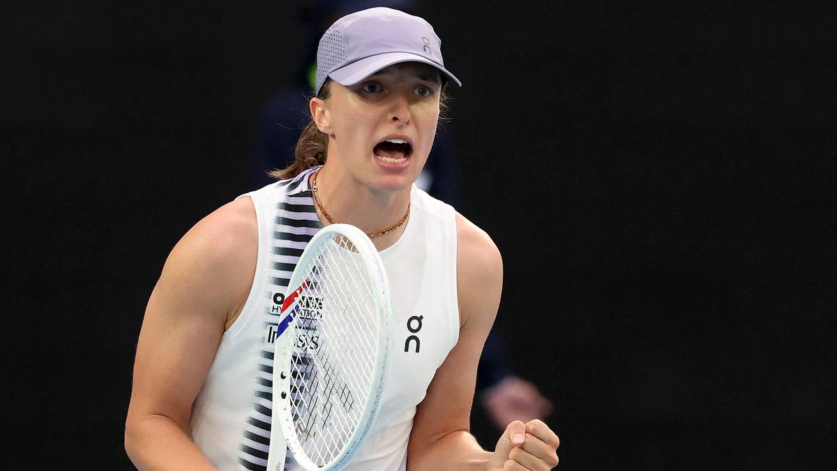 Iga Świątek, tenisistka, podczas meczu Australian Open, trzymająca rakietę i krzycząca.