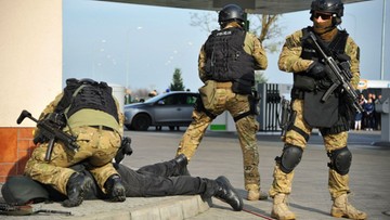 Atak terrorystów na stację benzynową w Międzyrzeczu. Strzały, zabici, ranni - ćwiczenia policji