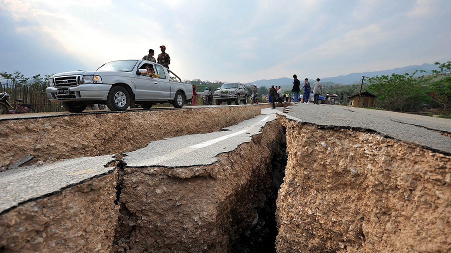 Głębokie szczeliny w drodze po trzęsieniu ziemi. Fot. Soe Than WIN / AFP.